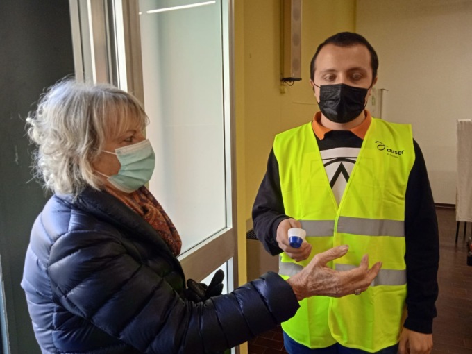 Terza dose: Auser in campo per sostenere gli anziani nelle prenotazioni e per portarli al Palataurus