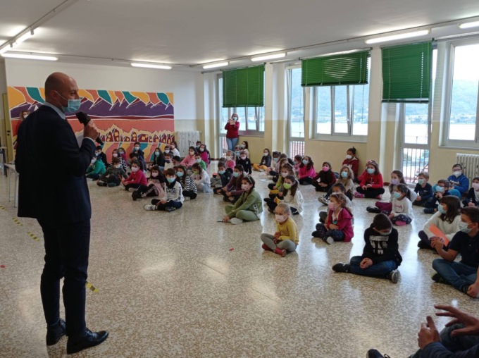 60° compleanno della primaria di Chiuso: i bambini si vestono dei nostri panni e diventano giornalisti