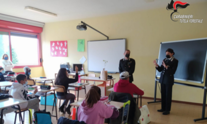 Un albero per il futuro: Carabinieri in classe