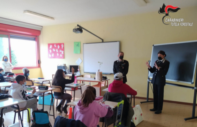 Un albero per il futuro: Carabinieri in classe