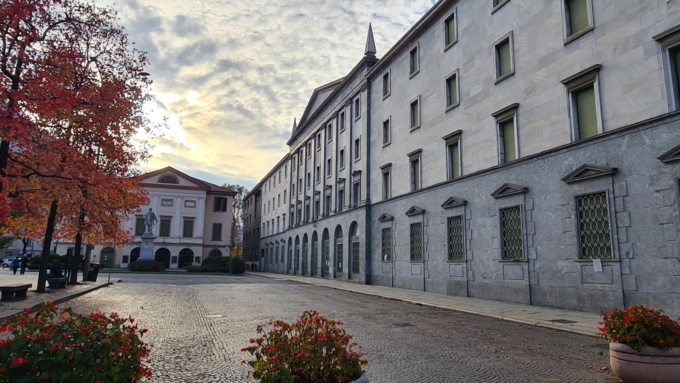 Ex Deutsche Bank di piazza Garibaldi: polemica sul futuro dell’immobile