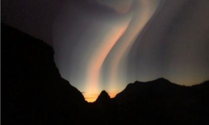 Incredibile "aurora boreale" sulle vette della Valtellina. Che scatto!