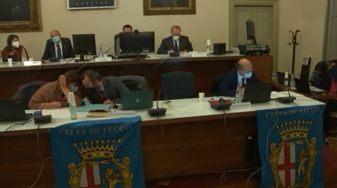 Comune “in banca”: aspro dibattito in consiglio, due ex assessori di Brivio sull’Aventino