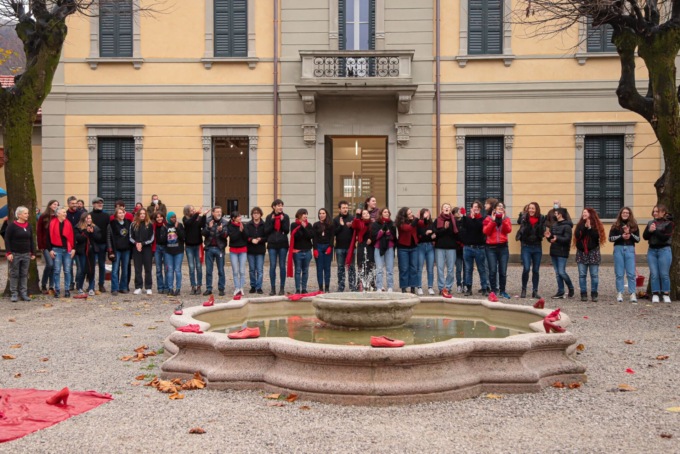 un flash mob per dire basta alla violenza sulle donne