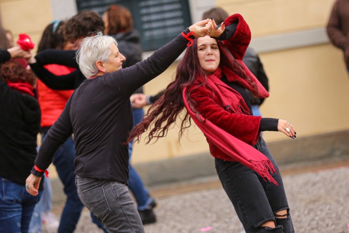 un flash mob per dire basta alla violenza sulle donne
