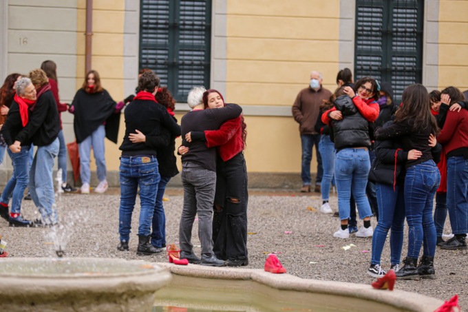 un flash mob per dire basta alla violenza sulle donne