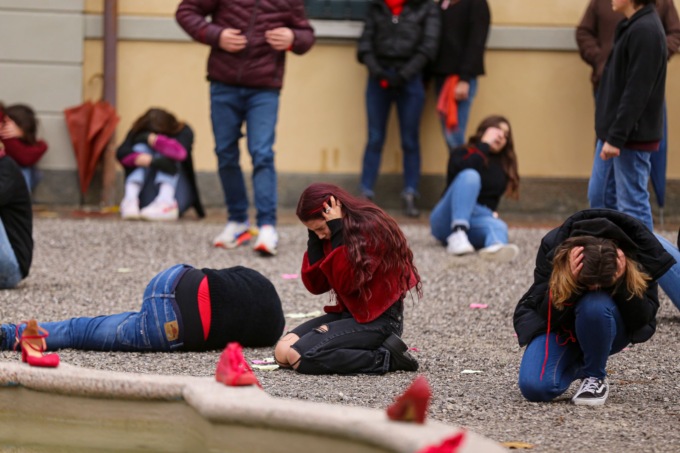 un flash mob per dire basta alla violenza sulle donne