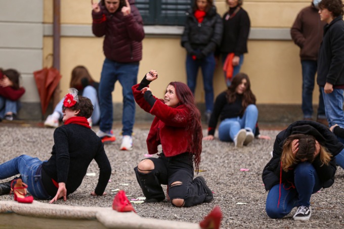 un flash mob per dire basta alla violenza sulle donne