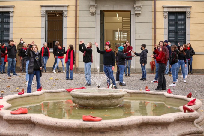 un flash mob per dire basta alla violenza sulle donne