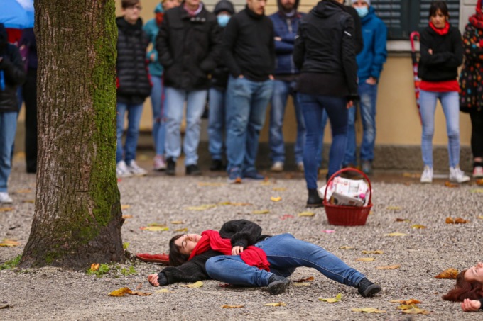 un flash mob per dire basta alla violenza sulle donne