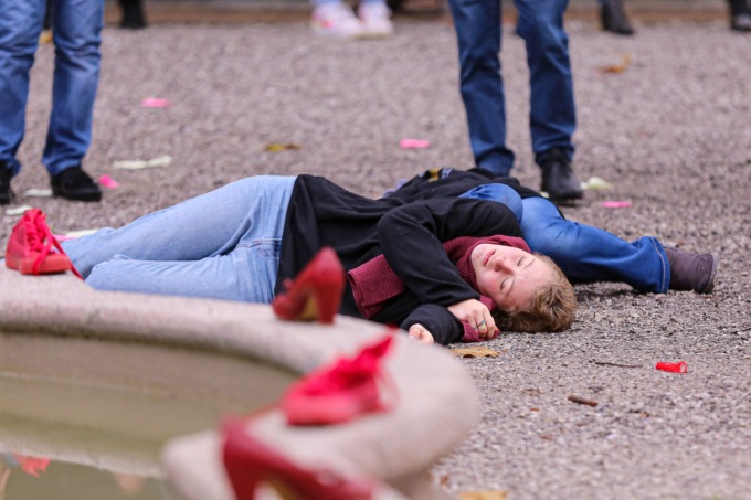 un flash mob per dire basta alla violenza sulle donne