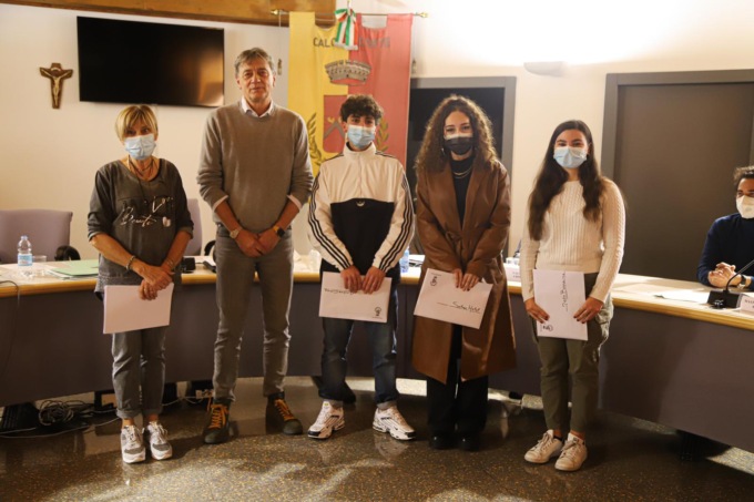 Nadia, Selma e Andrea ricevono simbolicamente la Costituzione per tutti i 18enni