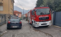 Schiacciato tra il furgone dei rifiuti e un cancello: 51enne in condizioni serie