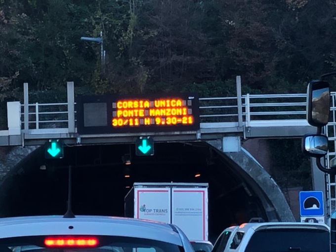 Lavori a un giunto sul Ponte Manzoni: lunghe code nel tunnel del Barro