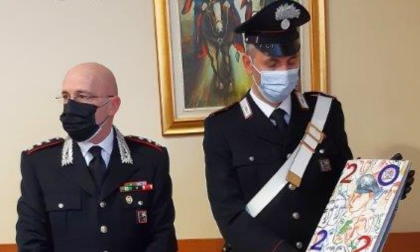 Carlo Lucarelli e il Maestro Sandro Chia  per il Calendario Storico dell’Arma 2022