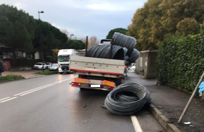 Camion perde il carico: intervento di Vigili del fuoco e forze dell’ordine