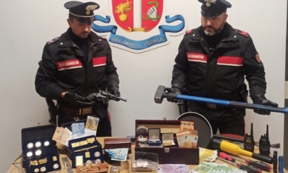 Beccato con una cassaforte con gioielli e lingotti d'oro e argento: arrestato