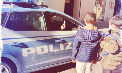 Giornata della Gentilezza: i bimbi della De Amicis distribuiscono "bigliettini gentili" in città