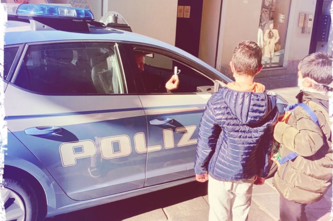 Giornata della Gentilezza: i bimbi della De Amicis distribuiscono “bigliettini gentili” in città
