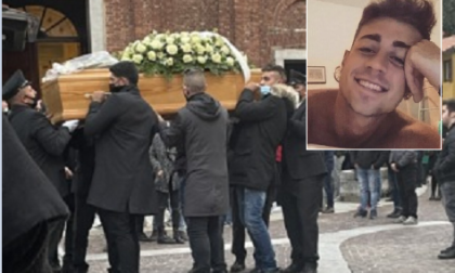 Folla all'ultimo saluto a Davide, morto a 25 anni dopo un terribile incidente in Grignetta
