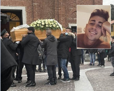Folla all’ultimo saluto a Davide, morto a 25 anni dopo un terribile incidente in Grignetta