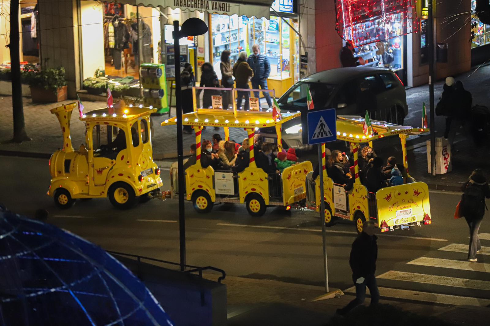 il-natale-accende-calolzio-trenino-giallo