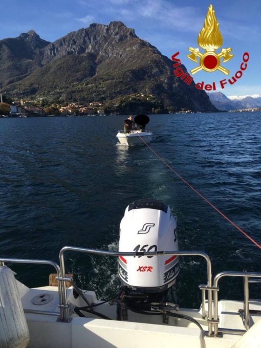 In panne con la barca in mezzo al lago: salvato dai Vigili del fuoco