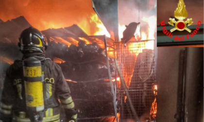 Maxi incendio in azienda tessile: colonna di fumo visibile da chilometri