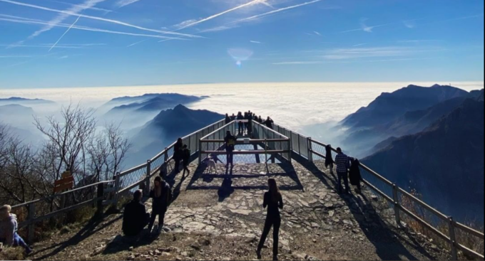 La spettacolare passerella sospesa nel vuoto sul Lago: anche in Regione ne vanno matti!