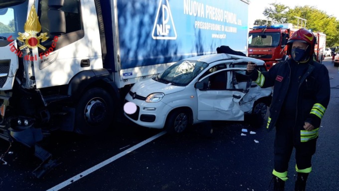 Auto si schianta contro un tir: anziani incastrati nelle lamiere
