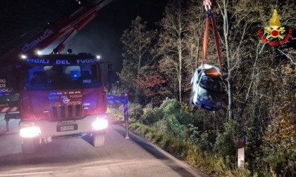 Auto finisce nella scarpata: intervento dei pompieri con la gru