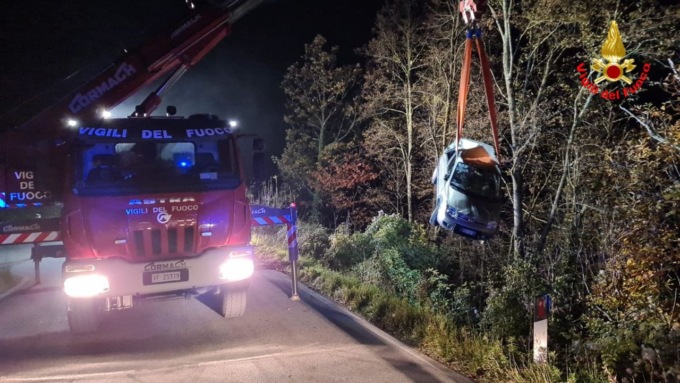 Auto finisce nella scarpata: intervento dei pompieri con la gru