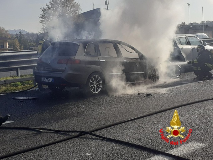 Auto a fuoco sulla Statale 36: intervento di sanitari e Vigili del fuoco
