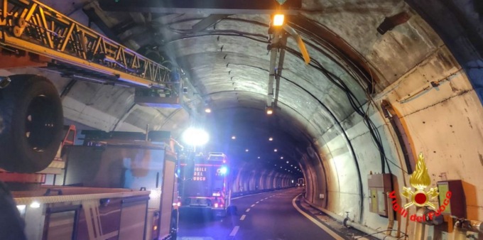 Camion abbatte le canaline in galleria: Statale 36 chiusa per due ore