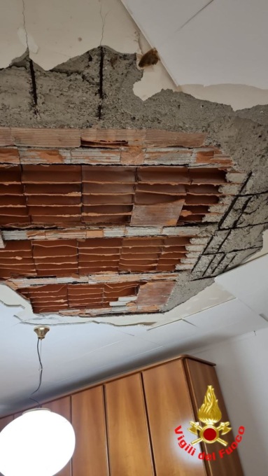Crolla il soffitto di una camera da letto, paura a Calolziocorte