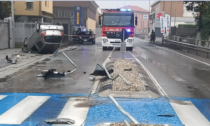 Auto abbatte i pali, vola sulla carreggiata opposta e si ribalta