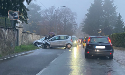 Schianto: escono di strada e finiscono contro il muro della villa