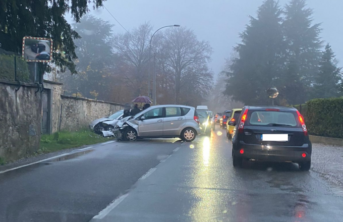 Schianto: escono di strada e finiscono contro il muro della villa