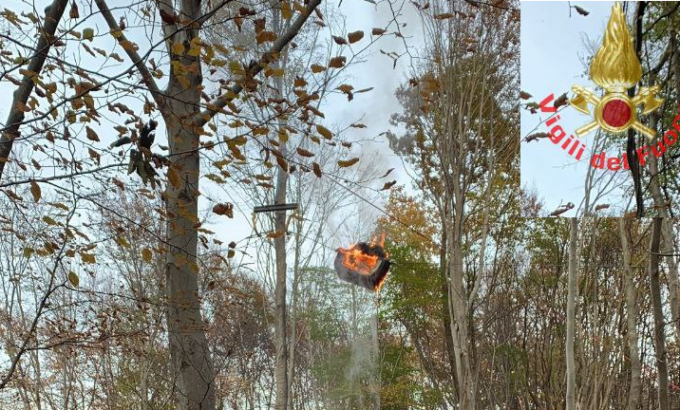 Si incendia una teleferica: intervento di tre ore dei pompieri per spegnere il rogo