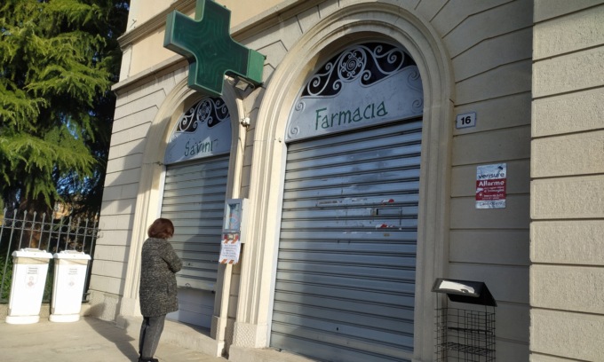 Titolare e direttore senza vaccino, Carabinieri e Ats chiudono farmacia