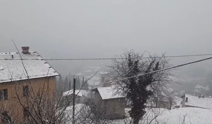 Neve che cade sopra Lecco
