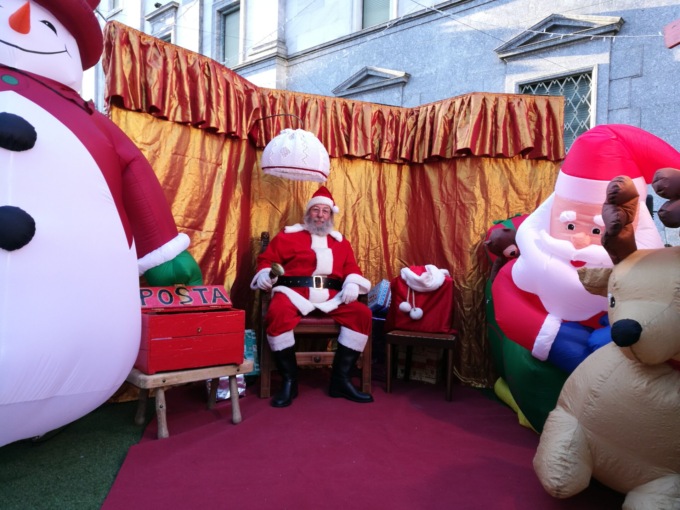 Domani Babbo Natale atterra a Lecco… coi pattini ai piedi