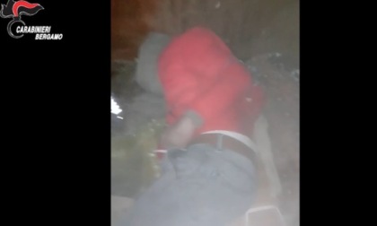 Sequestra, incappuccia e pesta a sangue l'amante della moglie, poi lo abbandona in strada