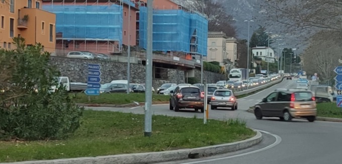 Lavori sul terzo ponte: seconda giornata di delirio, già tutti in coda