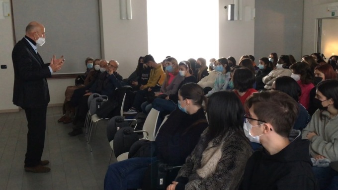 Il Filo Rosso, gran finale con il Professor Banfi: “La lingua italiana non è sessista, sessista è l’uso che alcuni ne fanno”