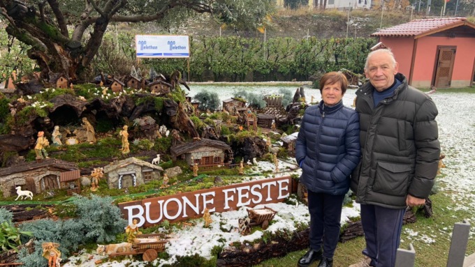Da 30 anni marito e moglie realizzano il presepe… solidale