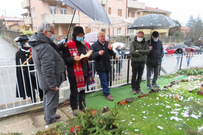 Tagliato il nastro del presepe per Telethon