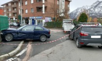 Carambola all'incrocio: auto si schianta contro il muro di una casa