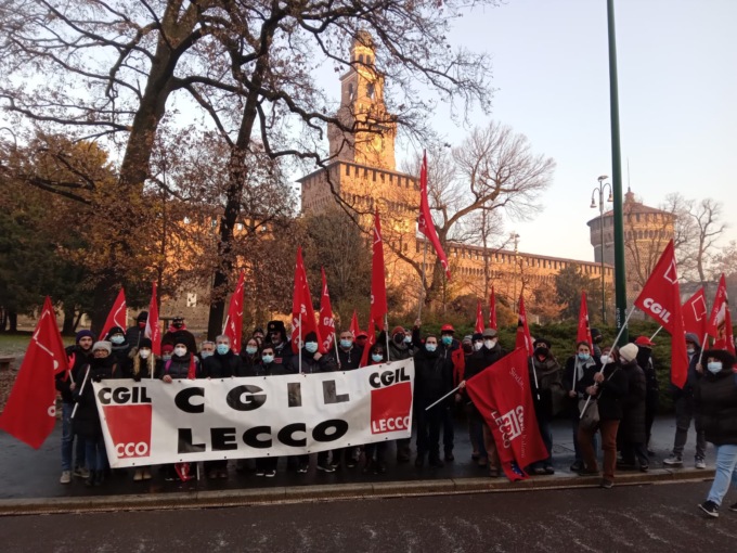 Sciopero generale: 400 lecchesi in piazza a Milano