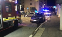 Schianto tra auto: una vettura esce di strada e finisce contro una ringhiera. Coinvolto un bimbo di 8 anni